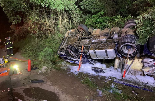 Carreta carregada de leite tomba em Chapecó