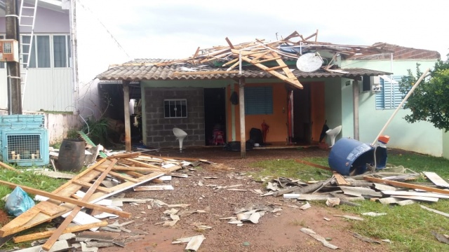 Temporal provoca destelhamentos no Oeste de SC