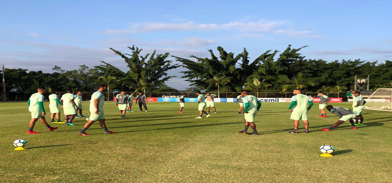 Em momentos distintos, Vitória tenta superar a Chapecoense no Barradão