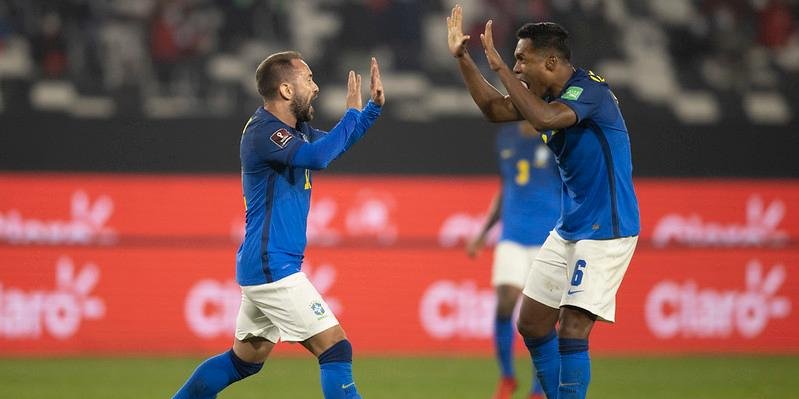 Brasil sofre, mas vence o Chile e fica ainda mais perto da Copa do Mundo