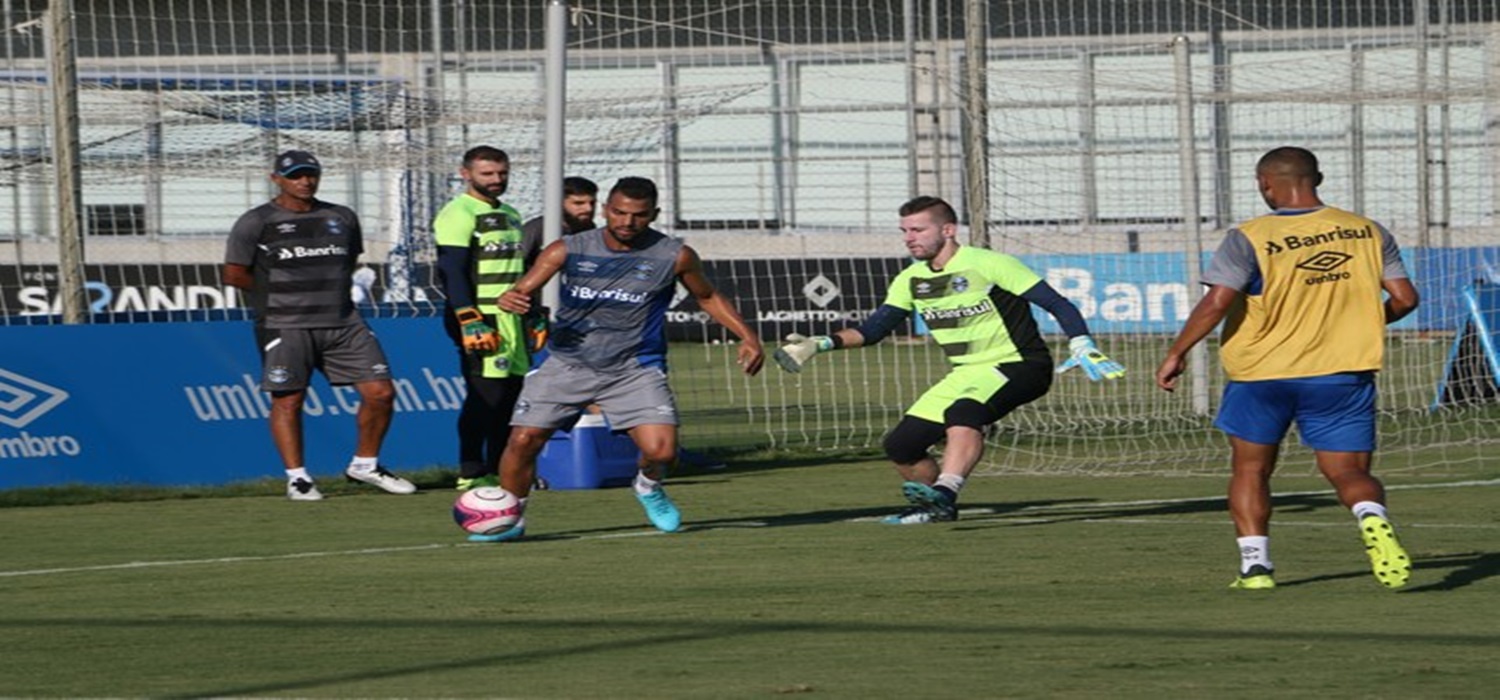 Com Léo Moura liberado para o Gre-Nal, Renato comanda treino técnico no Grêmio