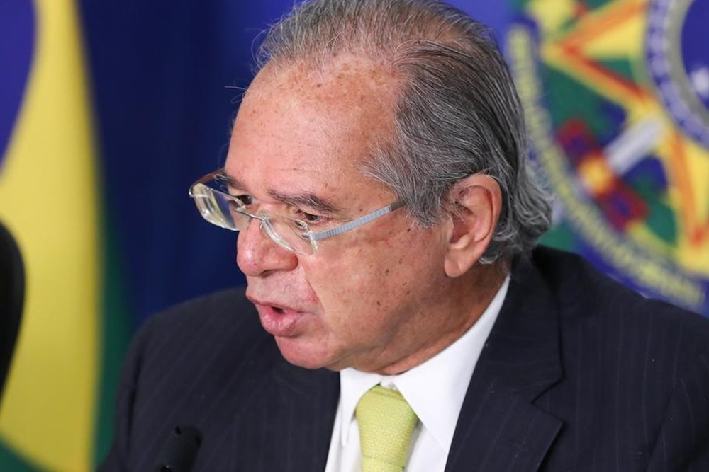 Em vez de auxílio, Guedes sugere congelar salários do funcionalismo