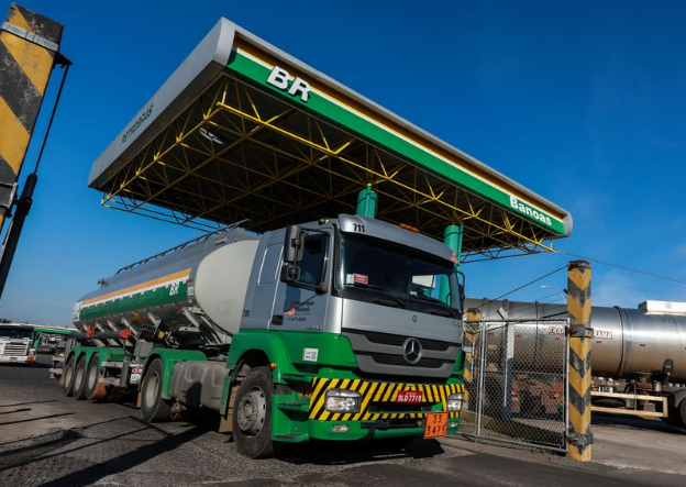 Petrobras anuncia redução de R$ 0,18 na gasolina para distribuidoras