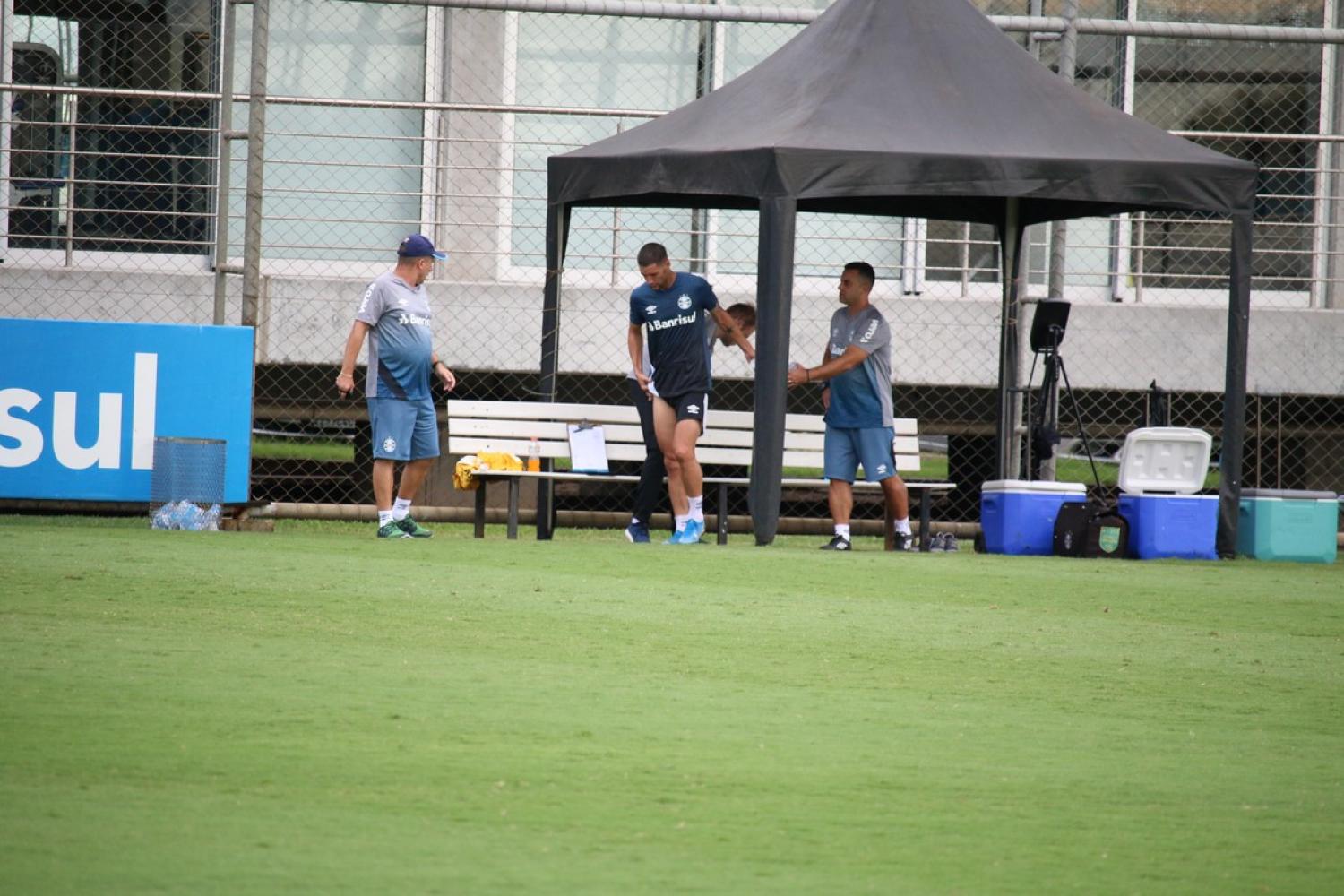  Grêmio tem retornos de Geromel e Thaciano, mas Thiago Neves sai mais cedo de jogo-treino