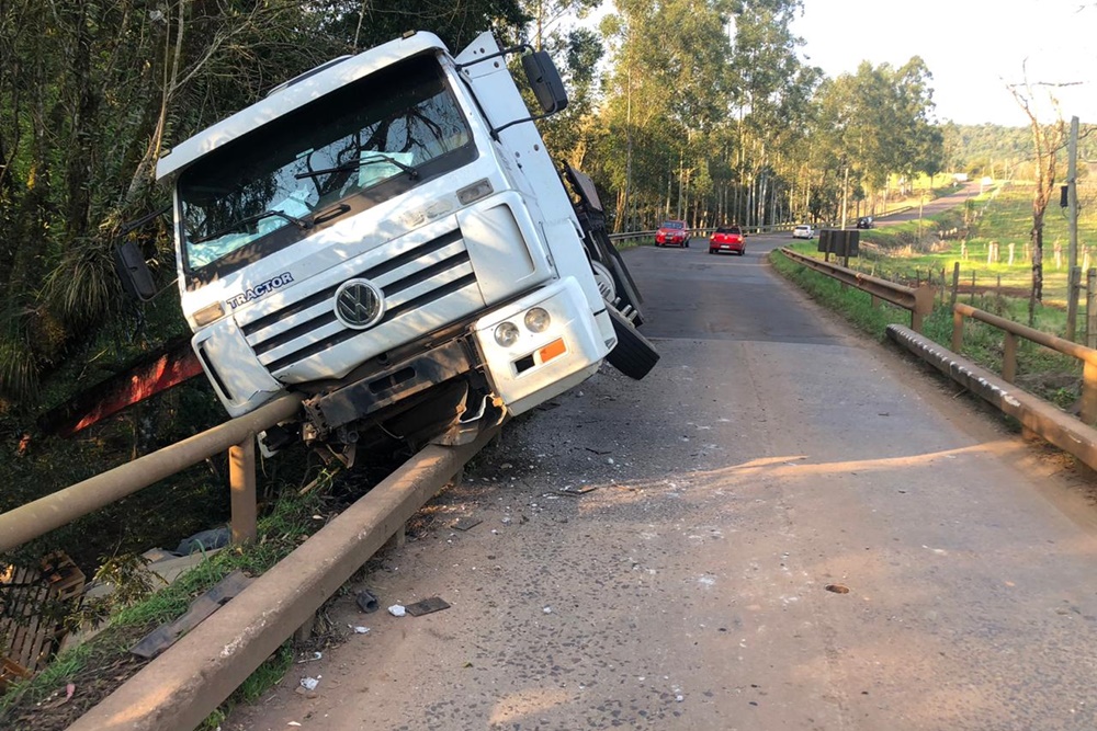 Caminhão desgovernado fica pendurado em ponte na ERS-591 em Ametista do Sul