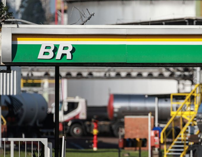 Preço do diesel cai R$ 0,18 nas distribuidoras, nesta quinta-feira