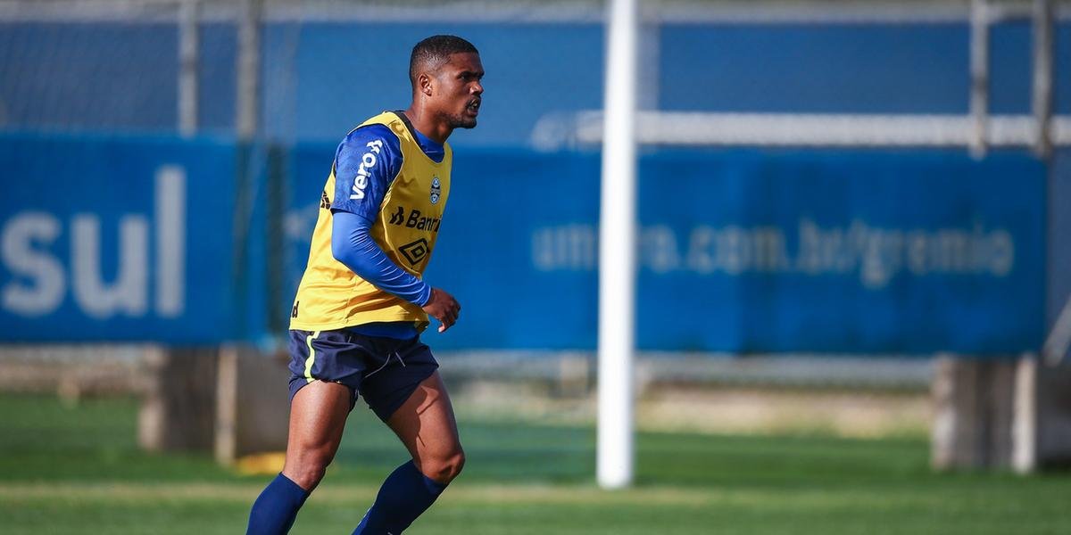 Com Douglas Costa, Grêmio se reapresenta e começa preparação para duelo contra o Athletico