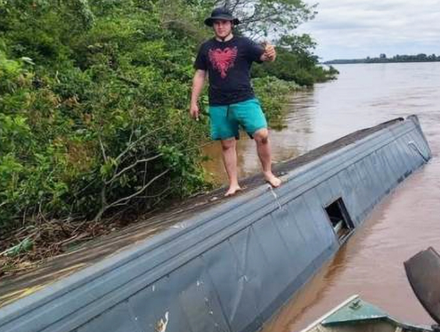 Casa de Palmitos percorre mais de 350 km com a força da correnteza no Rio Uruguai