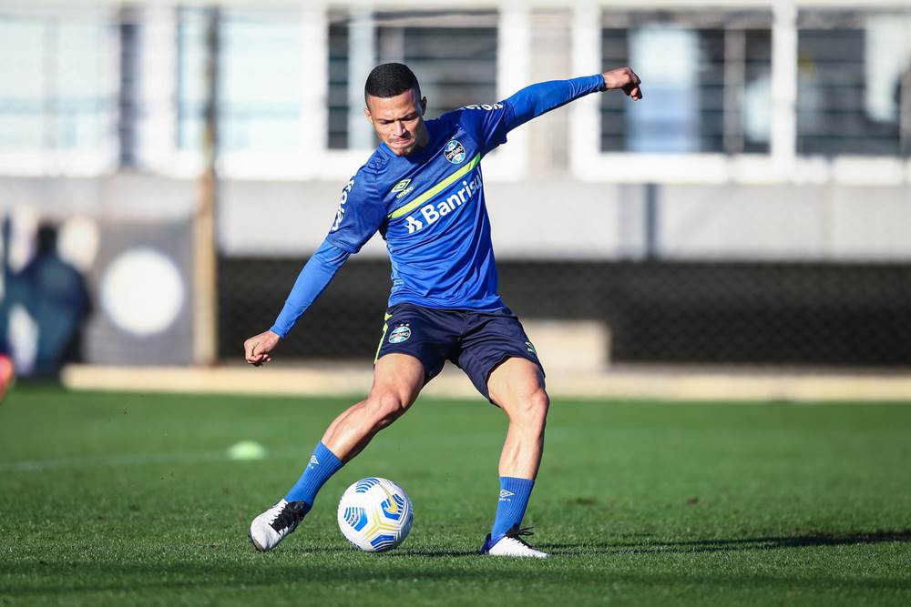 Após vitória no Brasileiro, Grêmio retorna para Porto Alegre e treina visando a Sul-Americana