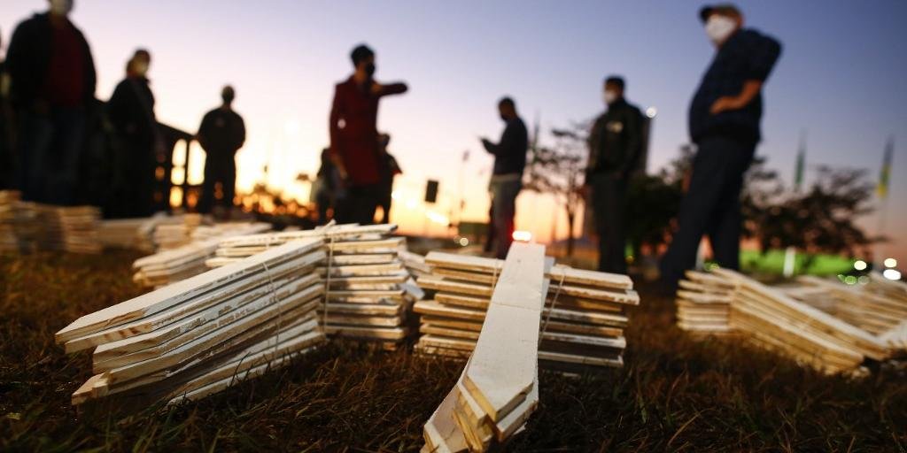 Brasil chega a 72,1 mil mortes 4 meses após primeiro óbito da Covid-19