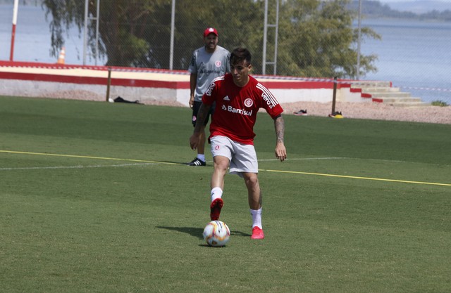 Saravia faz primeiro treino com grupo do Inter e Moisés trabalha na caixa de areia