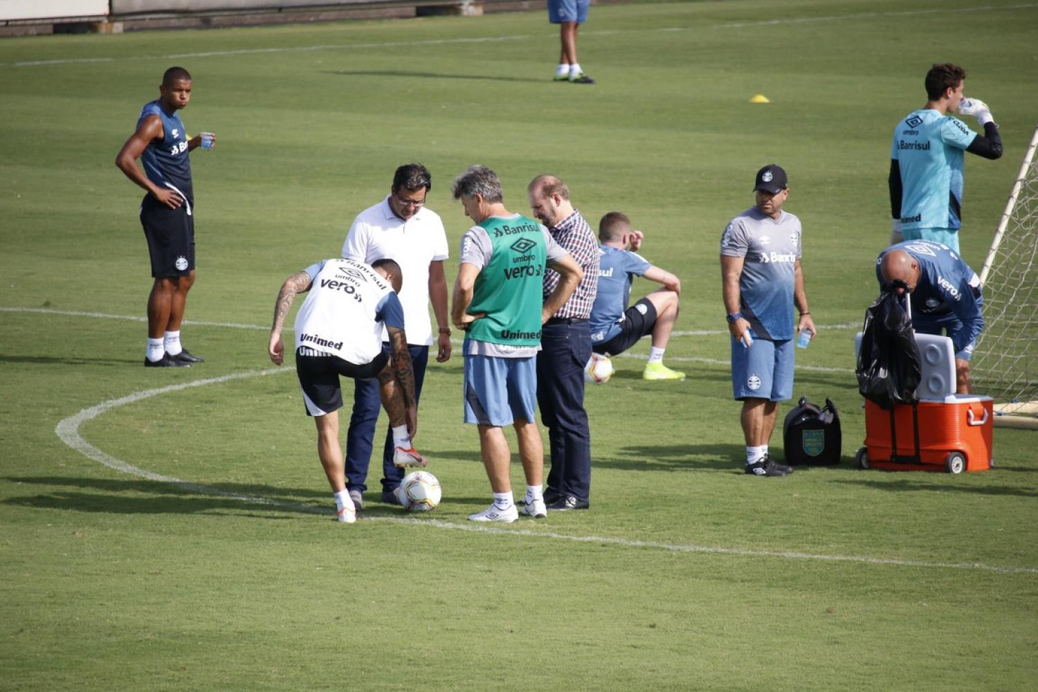 Matheus Henrique e Everton deixam treino mais cedo e viram preocupação para a Libertadores