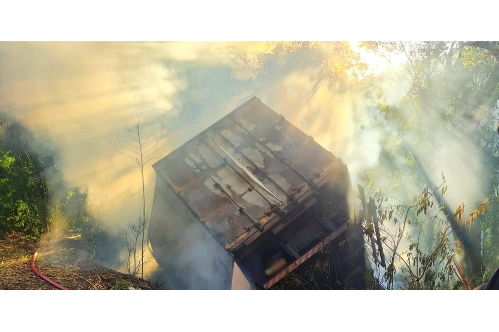 Caminhoneiro morre na saída de pista e incêndio de caminhão na ERS 122, em Flores da Cunha