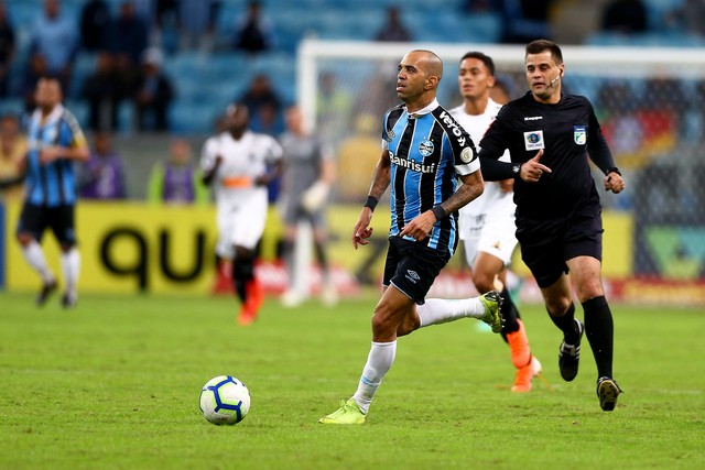 Grêmio encaixa sem improvisos e encontra primeira vitória com embalo de Vizeu e Tardelli