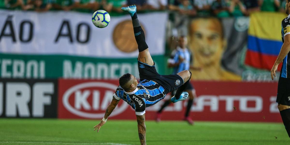 Com golaço de bicicleta, Grêmio vence a Chapecoense e abre vantagem no G4