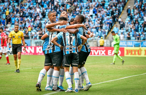 Grêmio vence CRB e assume liderança do Brasileirão