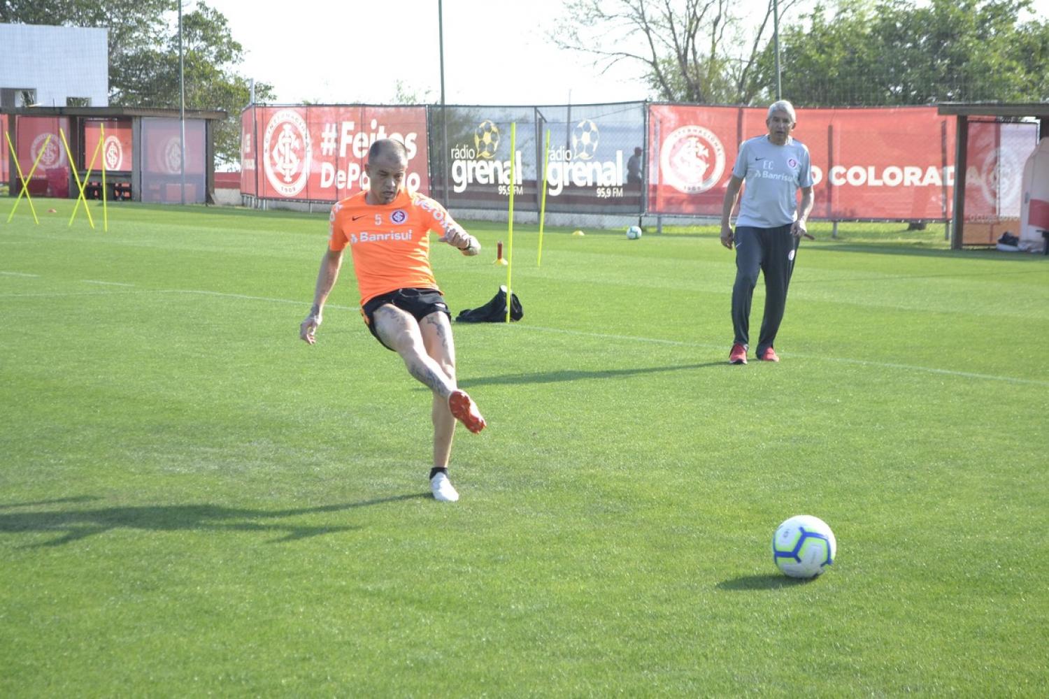 D'Ale inicia retreinamento e pode voltar contra o Cruzeiro; Zeca trabalha na esquerda