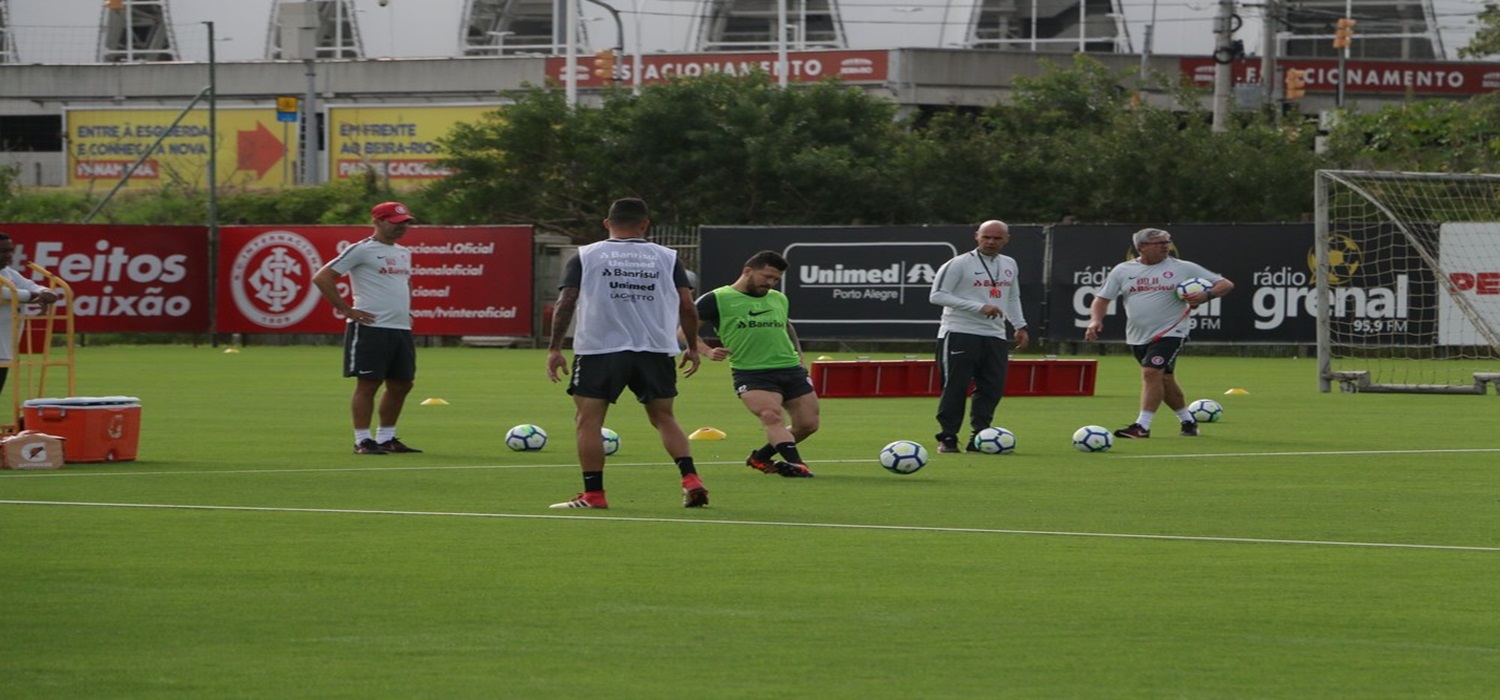 Odair divide elenco do Inter e comanda treino técnico com presença de Rossi