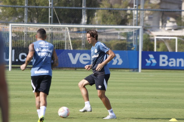 Segue o mistério: Geromel volta a treinar, mas Kannemann é ausência no Grêmio