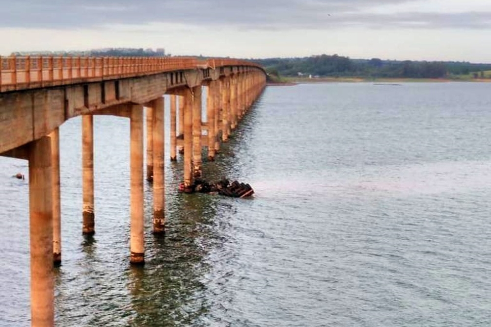 Motorista morre após caminhão cair de ponte com mais de 53m de altura no Paraná