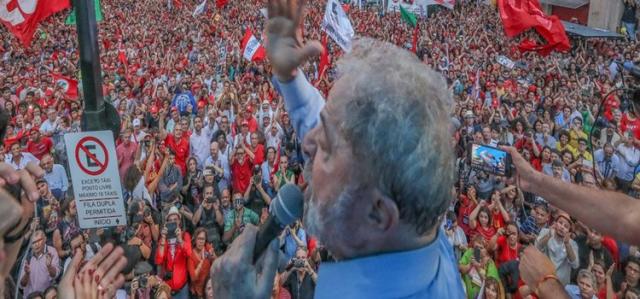 Mais de 70 mil pessoas reunidas em Porto Alegre em apoio ao Ex-presidente Lula.