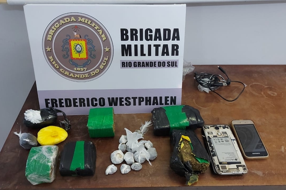 Homem é preso e menor de idade apreendido com drogas em Frederico Westphalen