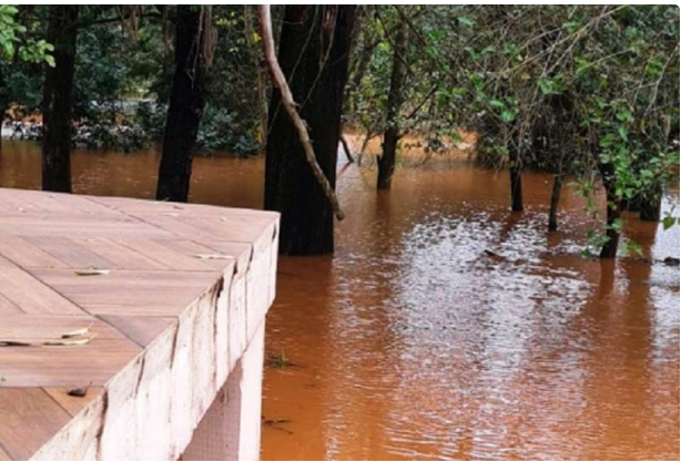 Rio Uruguai começa a atingir casas do Balneário Três Ilhas em Crissiumal