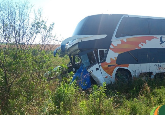 Colisão frontal entre ônibus e caminhonete deixa um morto na ERS 324