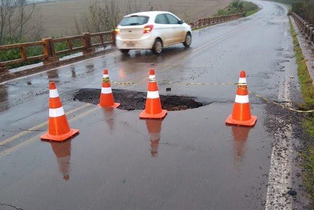 Buraco se abre em ponte na estrada que liga Cruz Alta a Ibirubá; DAER realiza reparos