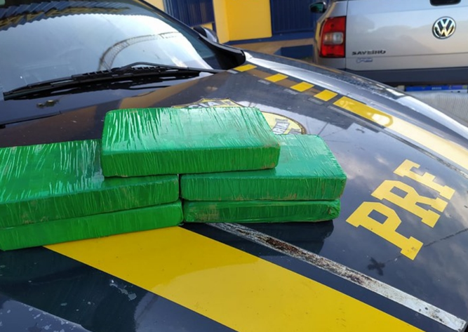 PRF apreende cocaína e prende motorista na BR 386