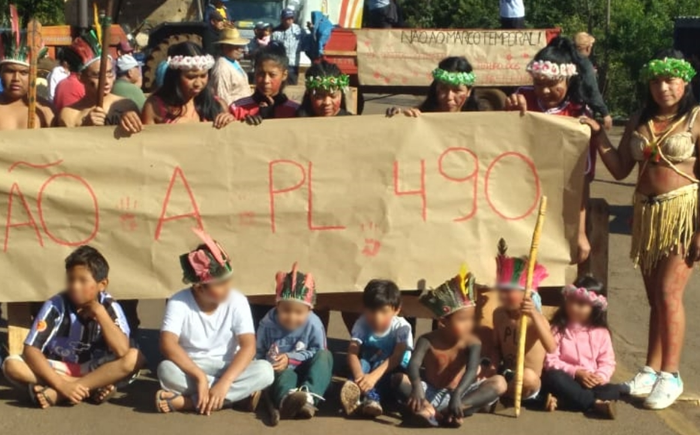 Manifestação de indígenas bloqueia fluxo de veículos da ERS-324