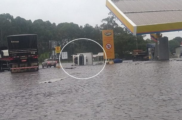 Carreta tomba com a força do vento no Oeste de SC