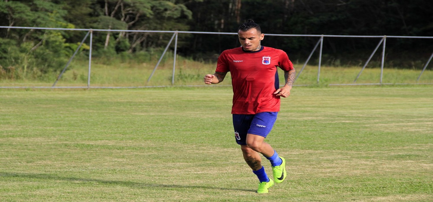 Após impasse no Paraná, Inter analisa sondagem do Guarani por lateral Alemão