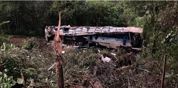 Ônibus cai de ribanceira e deixa ao menos dez mortos no Paraná