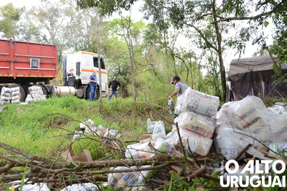 Carreta bitrem desengata e deixa 300 fardos de arroz caído às margens da BR-386