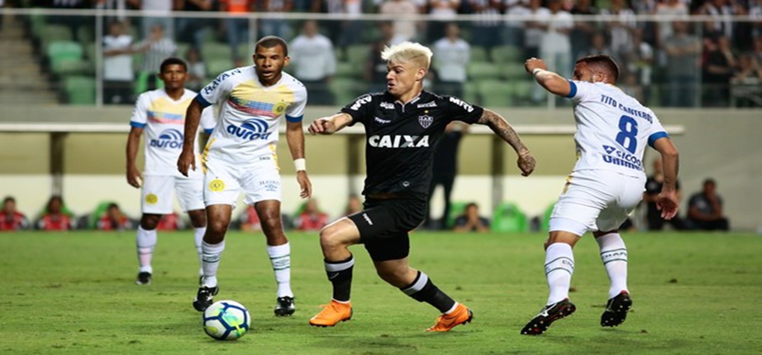 Chapecoense dá aula na defesa, breca o Atlético-MG e arranca empate importante