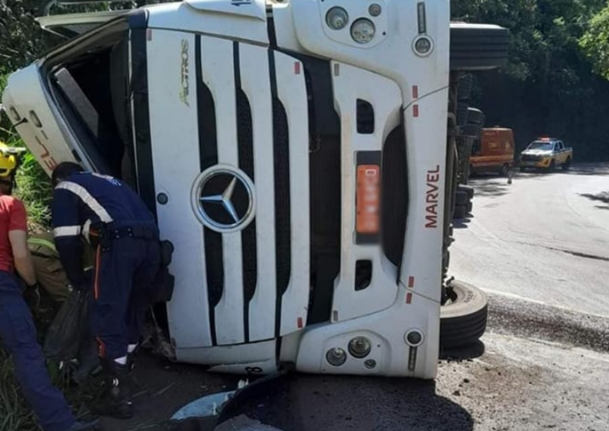 Caminhoneiro morre após tombamento de carreta no Goio-Ên