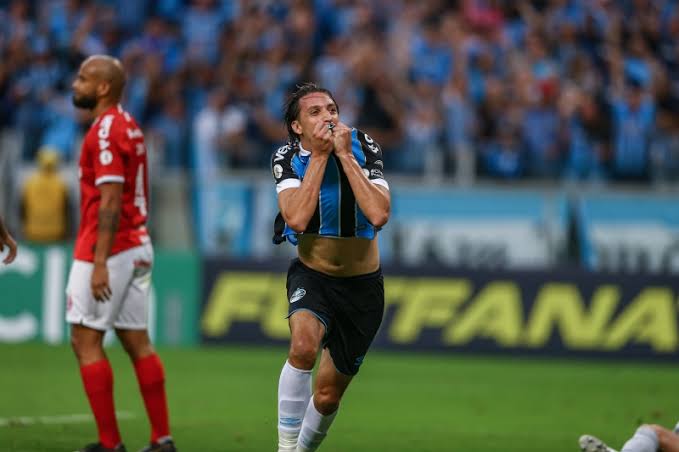 Grêmio se impõe na Arena e vence o Inter por 2 a 0 no clássico 422