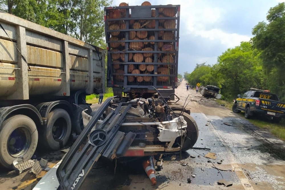 Caminhoneiro morre em colisão envolvendo três caminhões na BR-290