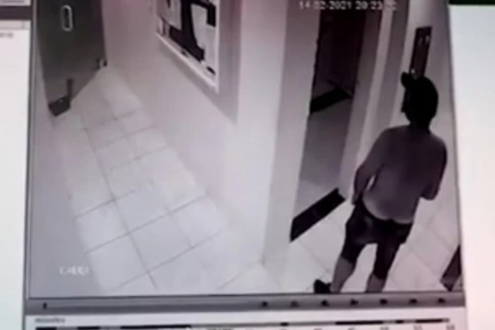 Vídeo: Homem persegue jovem, invade prédio e se masturba na frente dela