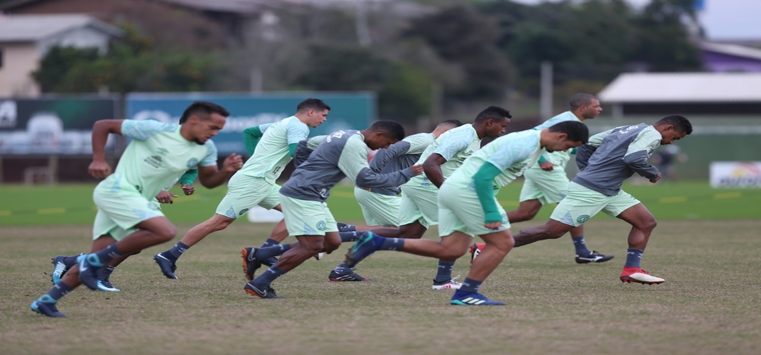 Com dois titulares negociados, Gilson Kleina estuda mudar esquema da Chapecoense