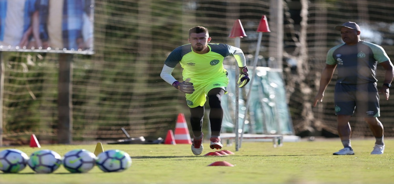 Chapecoense encaminha empréstimo do goleiro Elias para o Vitória