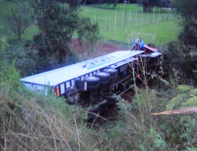 Carreta de Chapecó tomba na BR 158 em Condor