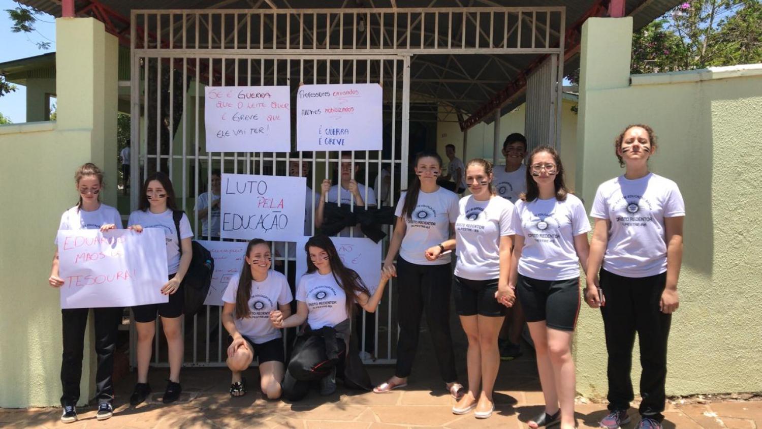 Alunos da Escola Cristo Redentor organizam protesto em apoio aos Professores.