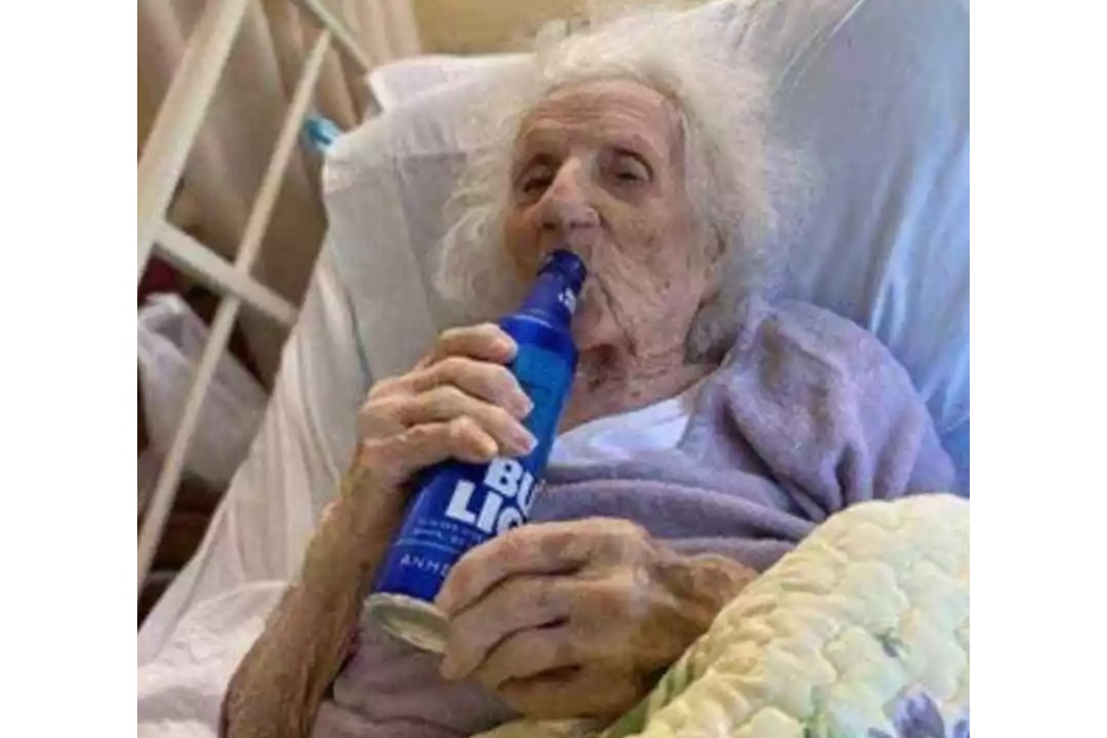 Mulher de 103 anos comemora cura do coronavírus bebendo cerveja