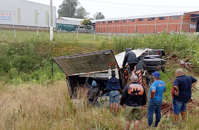 Carreta tomba na ERS 324