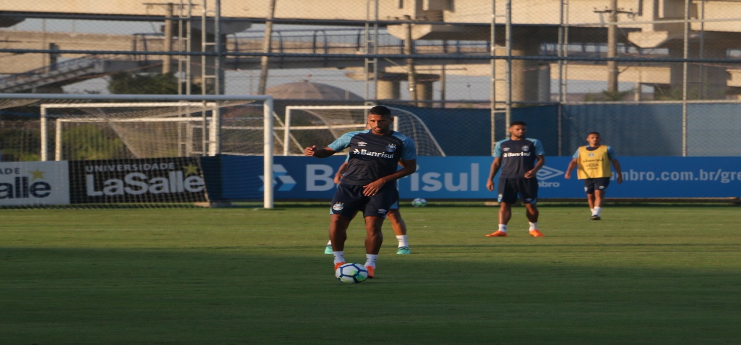 Renato fecha treino para preparar time reserva para confronto com Goiás