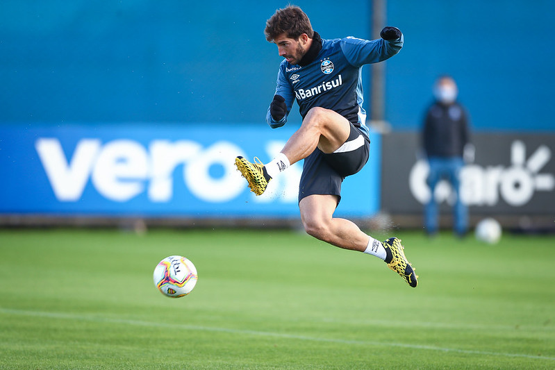 Grêmio faz treino com bola e retoma atividades técnicas no CT Luiz Carvalho