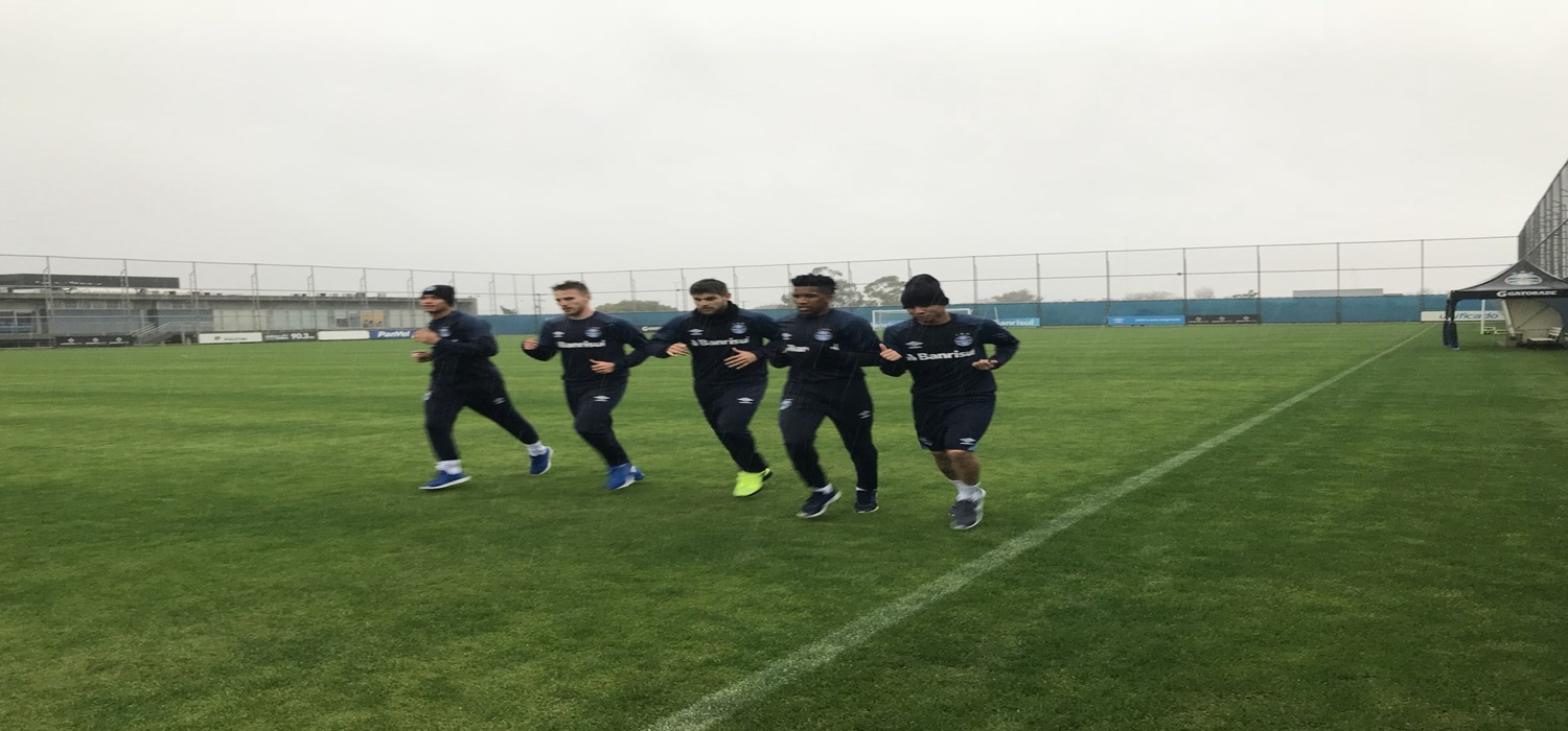 Sob frio e chuva, gremistas encaram rotina de trabalhos físicos no CT Luiz Carvalho