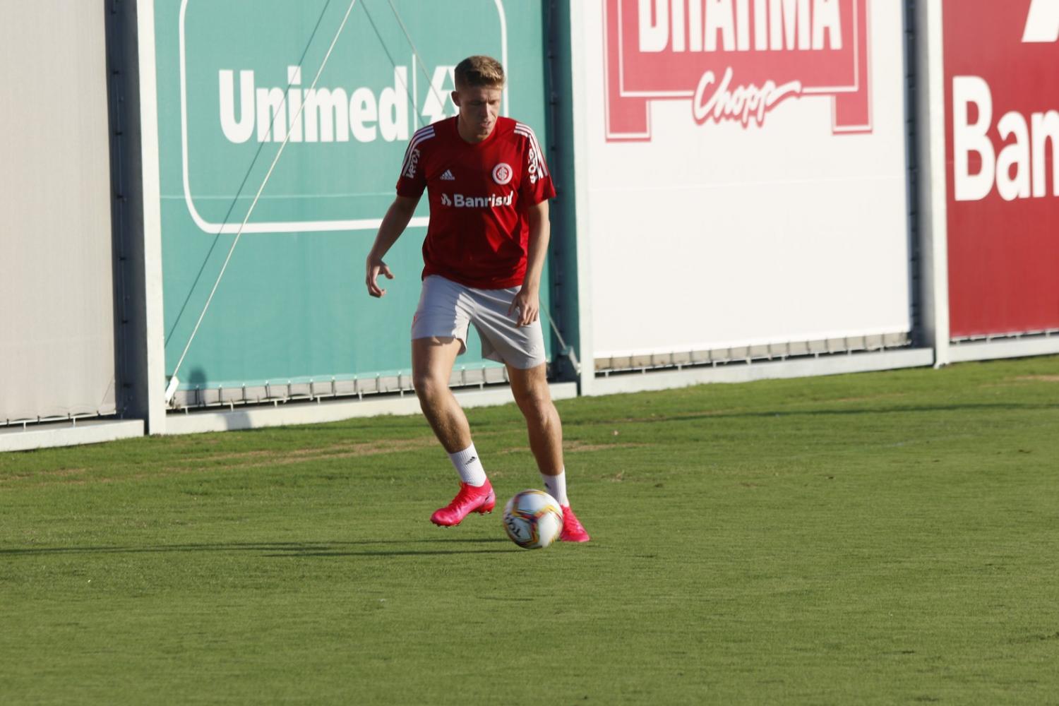 Bruno Fuchs volta da seleção olímpica e faz primeiro treino com Coudet no Inter